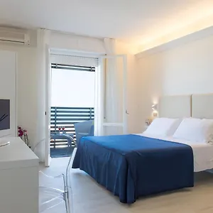 Kiss Beachfront & Restaurant Hotel